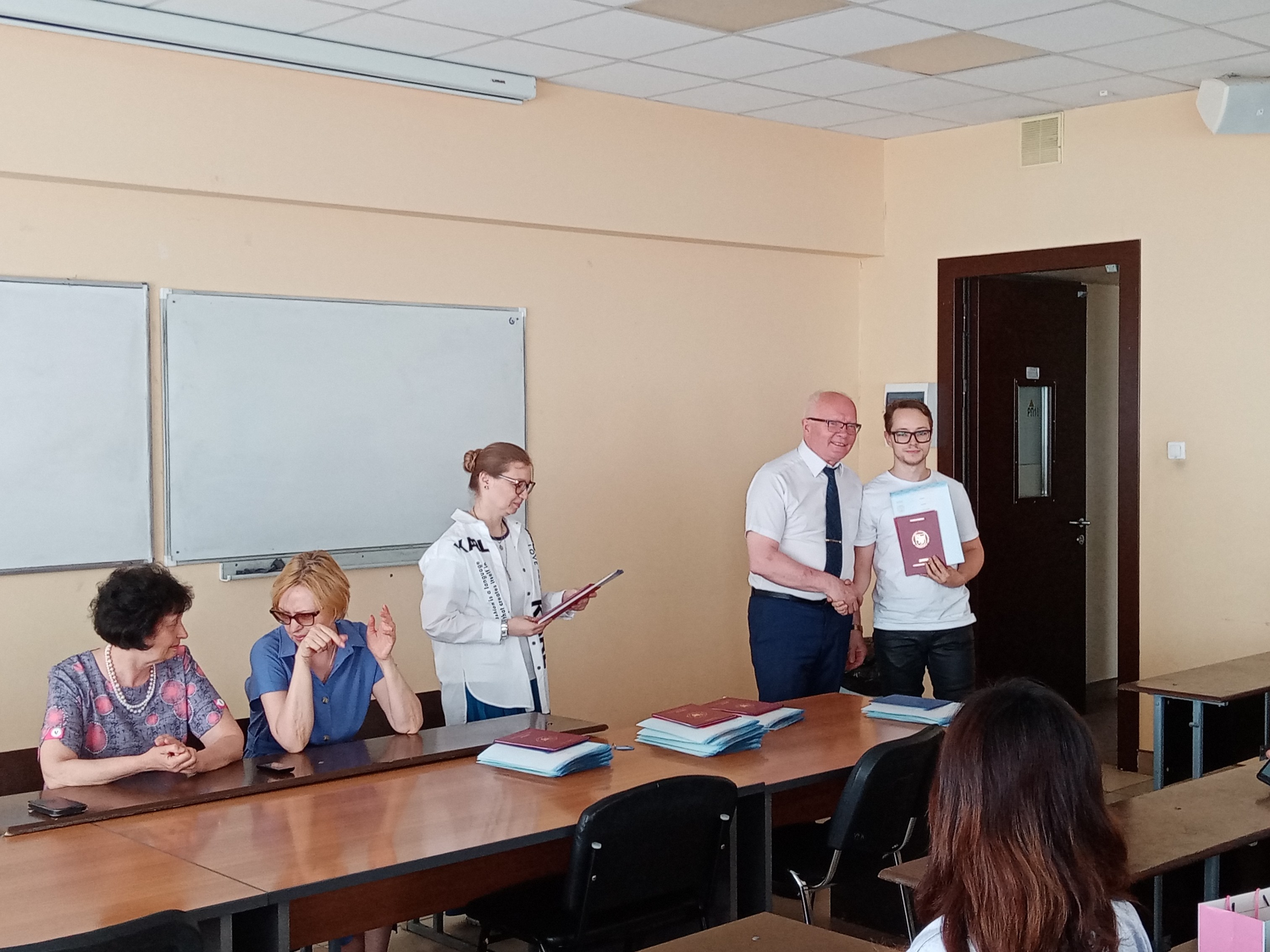 Торжественное вручение дипломов! Торжественное вручение дипломов!