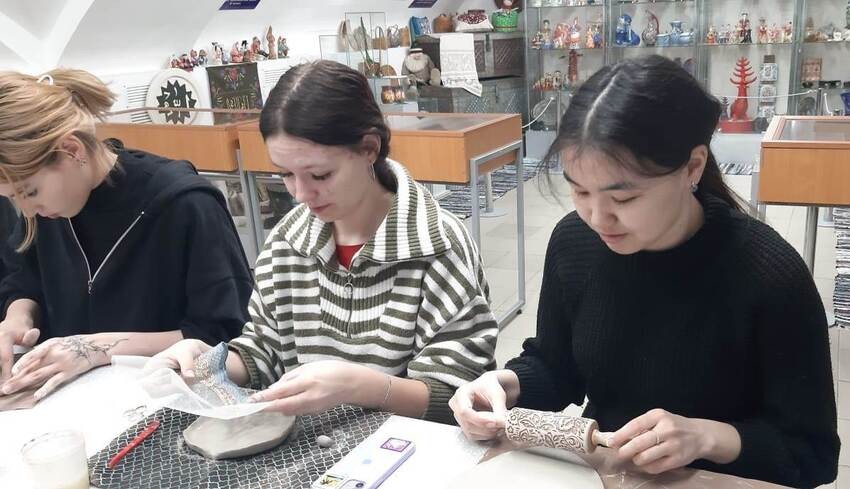 Студенты посетили мастер-класс по изготовлению глиняной тарелки Студенты посетили мастер-класс по изготовлению глиняной тарелки