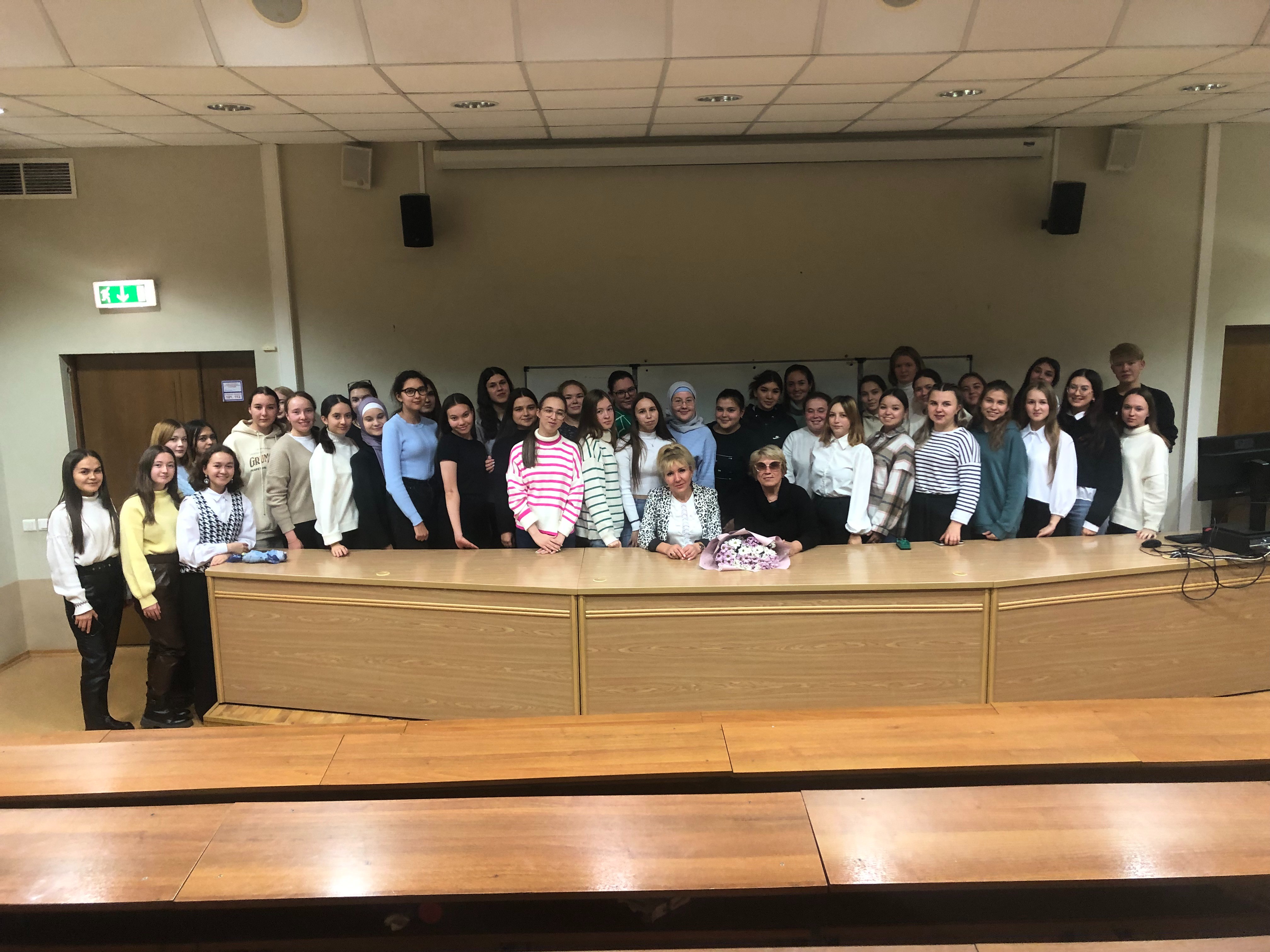 Әдәбиятка гашыйк табибә... Әдәбиятка гашыйк табибә...