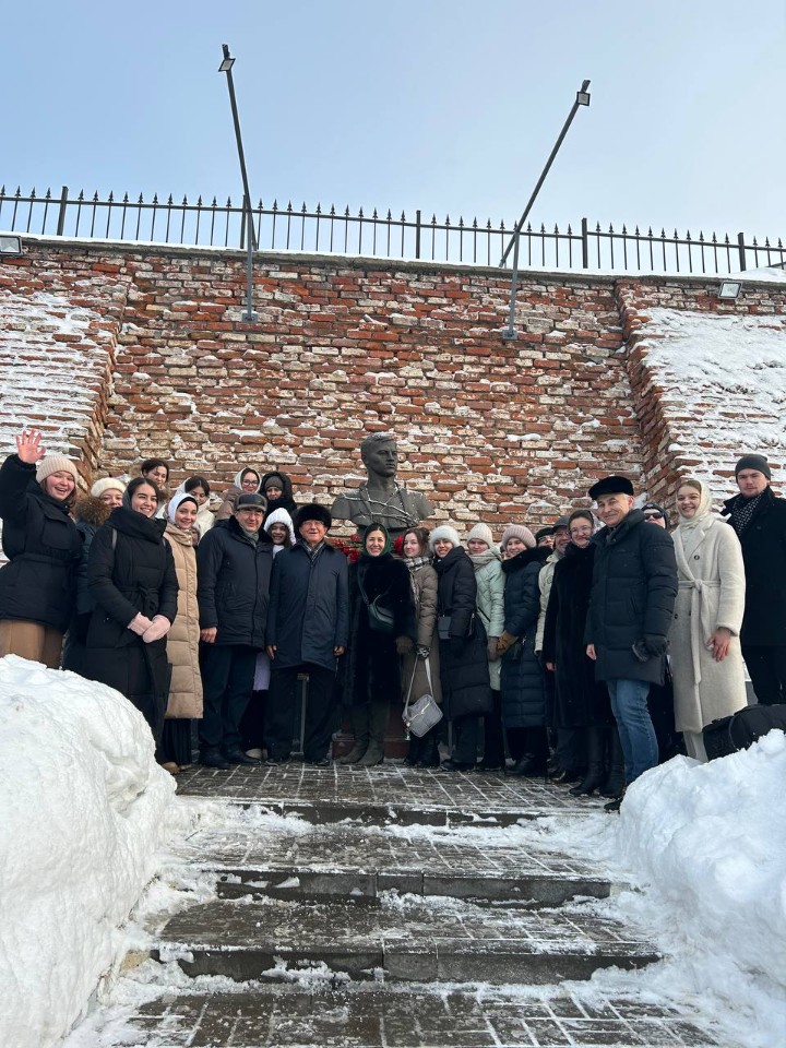 КФУның ректор бакчасында герой-шагыйрь Муса Җәлилне искә алдылар КФУның ректор бакчасында герой-шагыйрь Муса Җәлилне искә алдылар