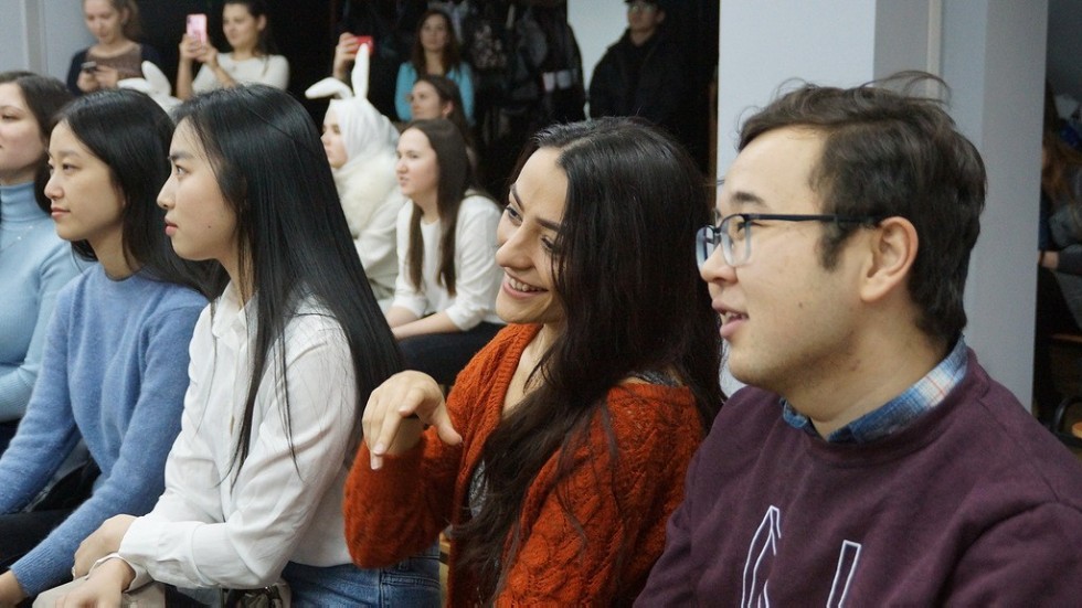 Новогодний концерт-спектакль от стажеров из Сиани Новогодний концерт-спектакль от стажеров из Сиани