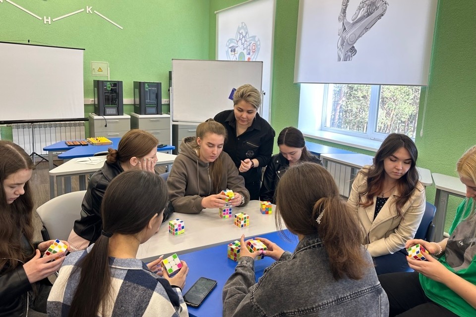 На базе Дома научной коллаборации им. К.А. Валиева проходят занятия по подготовке будущих учителей начальных классов по дисциплине 'Внеклассная работа по математике' На базе Дома научной коллаборации им. К.А. Валиева проходят занятия по подготовке будущих учителей начальных классов по дисциплине 'Внеклассная работа по математике'