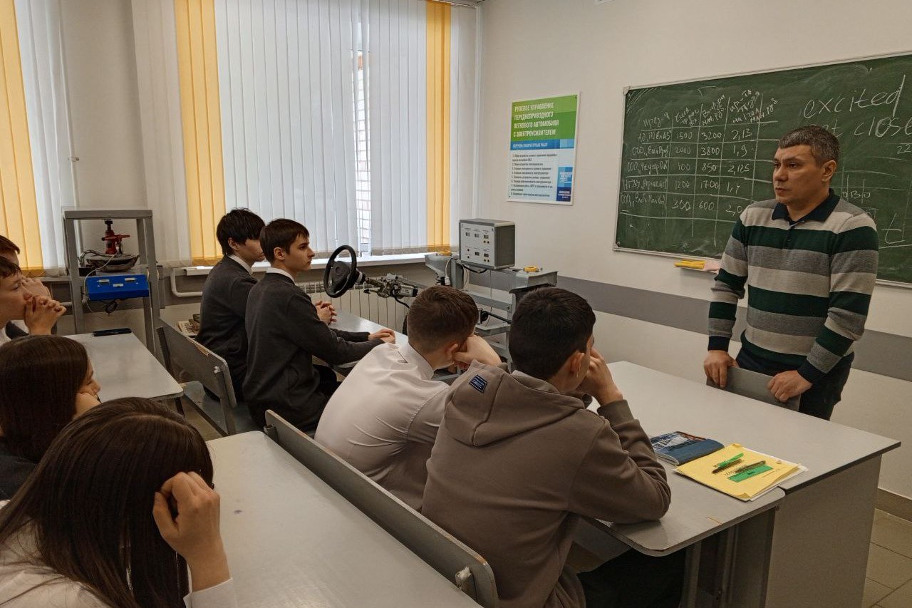 Школьники знакомятся с инженерными лабораториями Елабужского института КФУ Школьники знакомятся с инженерными лабораториями Елабужского института КФУ