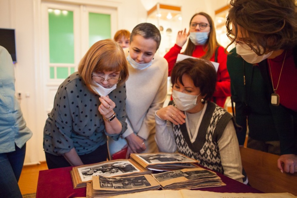 В Елабужском институте КФУ открылась выставка 'От сессии до сессии живут студенты весело' В Елабужском институте КФУ открылась выставка 'От сессии до сессии живут студенты весело'