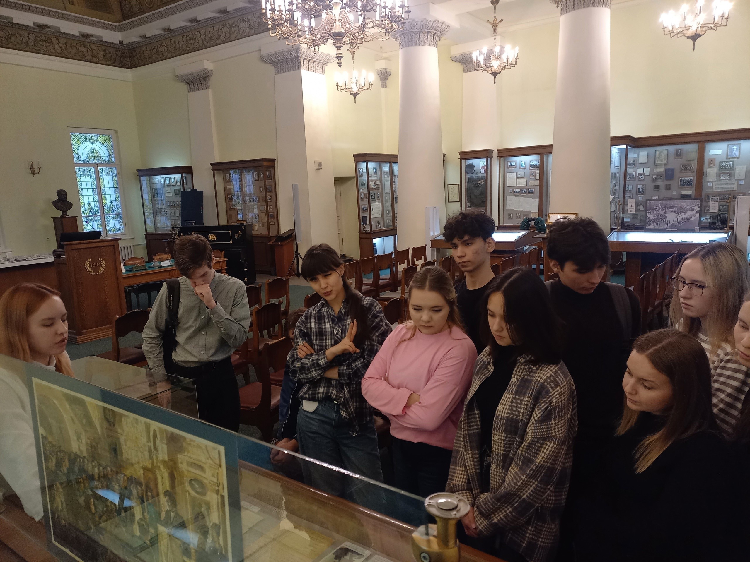 Студенты первого курса посетили с экскурсией Музей истории Казанского университета Студенты первого курса посетили с экскурсией Музей истории Казанского университета