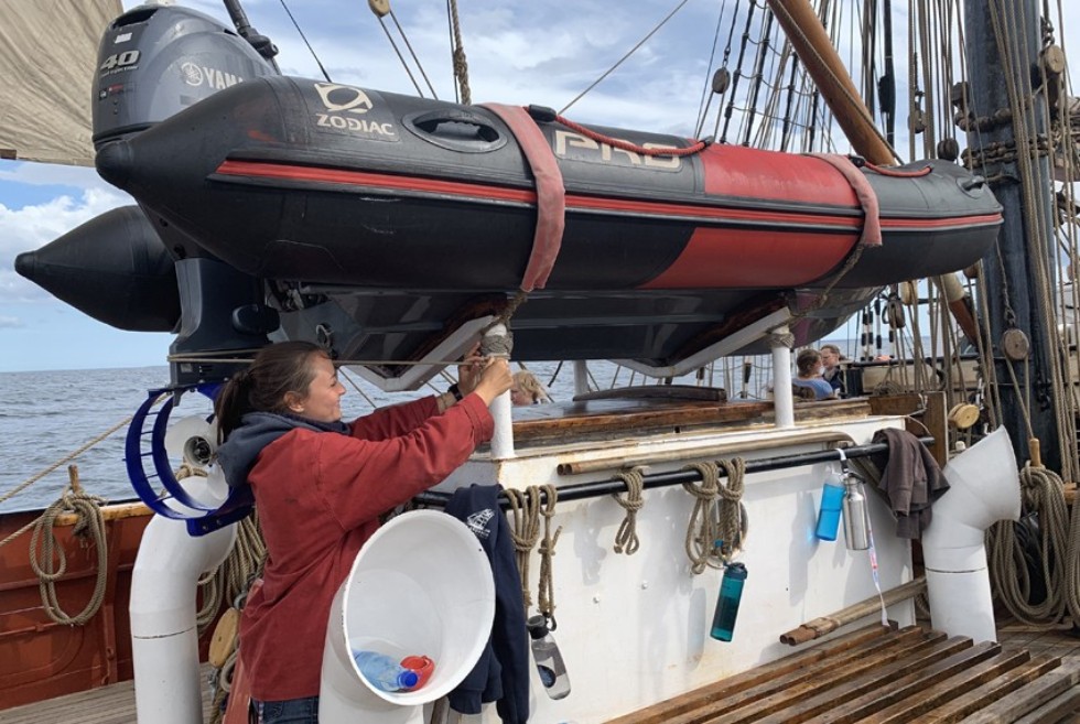 Спуск моторной лодки на воду Студентка кафедры зоологии и общей биологии покоряет Балтийское море