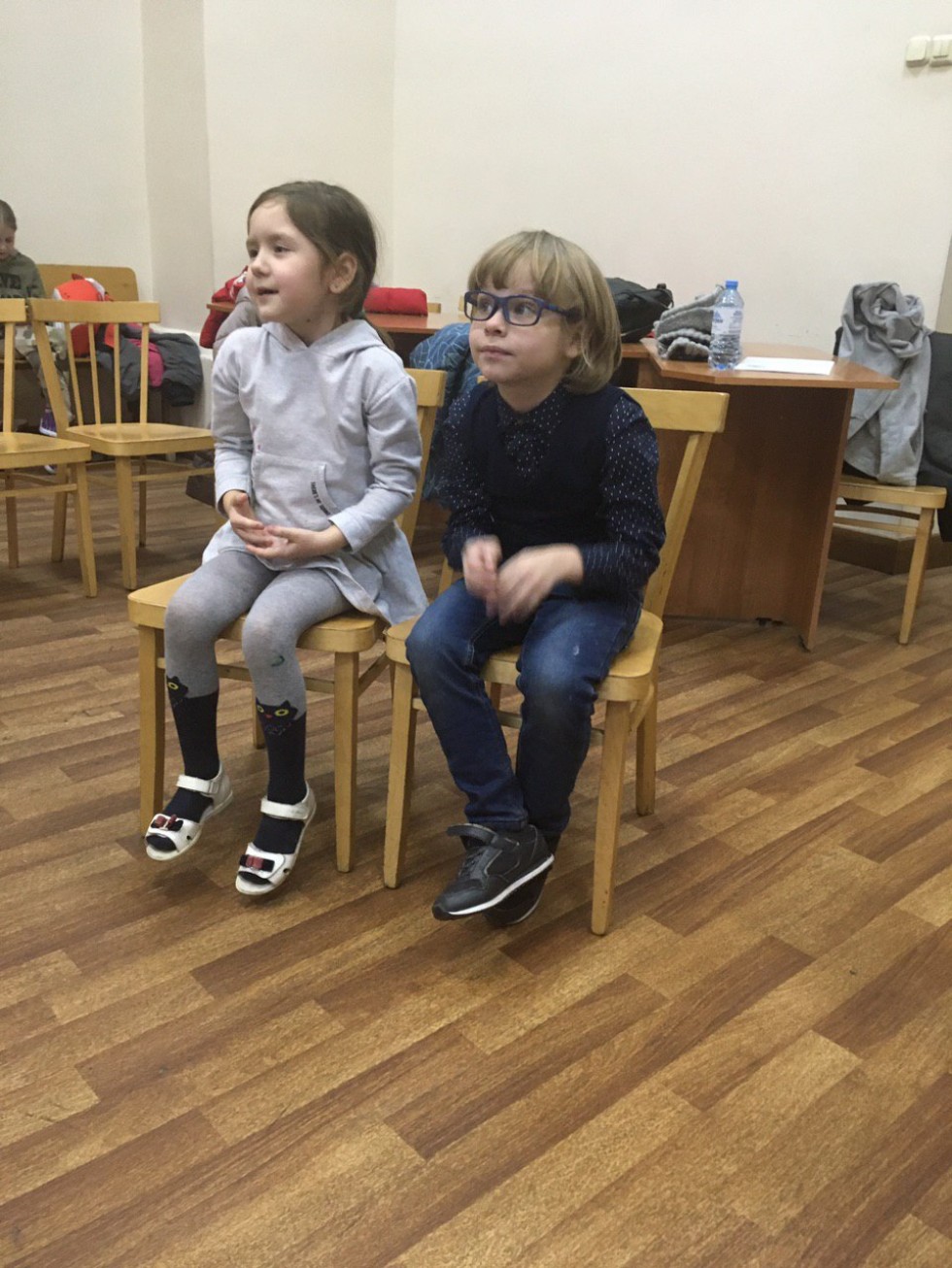 Юные артисты детского театра 'Радуга' учатся актерскому мастерству на репетициях спектакля 'Кошкин дом' Юные артисты детского театра 'Радуга' учатся актерскому мастерству на репетициях спектакля 'Кошкин дом'