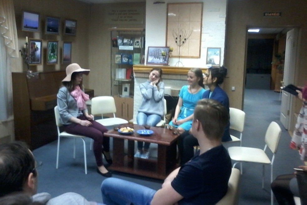 Участники Drama Club инсценировали книгу Льюиса Кэрролла Участники Drama Club инсценировали книгу Льюиса Кэрролла