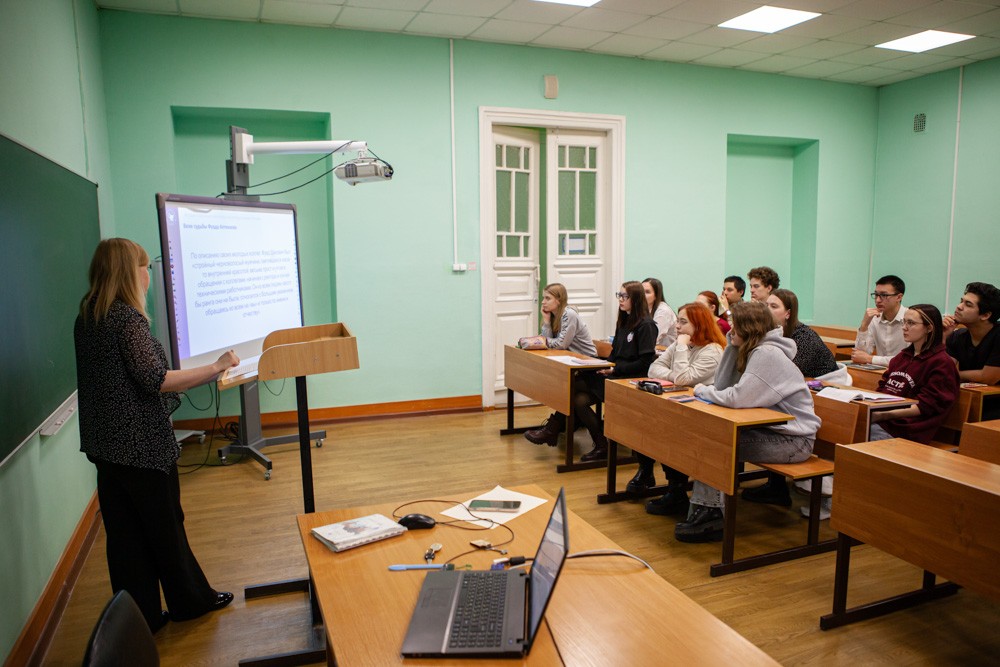 В рамках праздничных мероприятий, посвященных 220-летию Казанского университета и 126-летию Елабужского института была проведена лекция 'История Елабужского института в лицах' для студентов отделения филологии и истории. В рамках праздничных мероприятий, посвященных 220-летию Казанского университета и 126-летию Елабужского института была проведена лекция 'История Елабужского института в лицах' для студентов отделения филологии и истории.