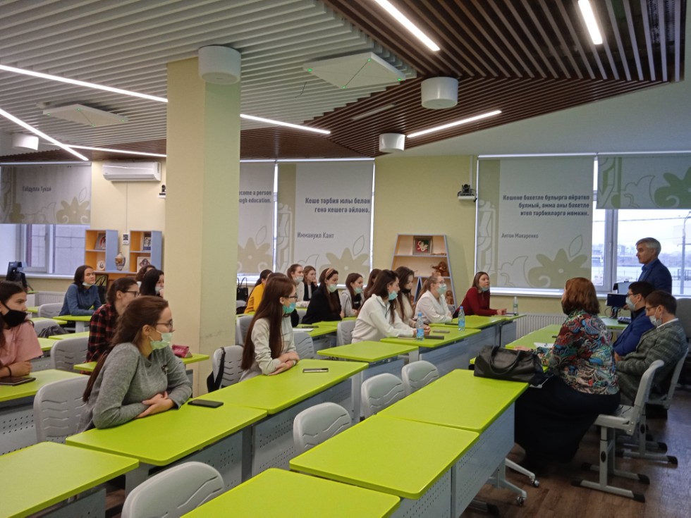 Габдулла Тукай исемендәге милли мәдәният һәм мәгариф Югары мәктәбендә укучы студентлар танылган журналистлар белән очраштылар Габдулла Тукай исемендәге милли мәдәният һәм мәгариф Югары мәктәбендә укучы студентлар танылган журналистлар белән очраштылар