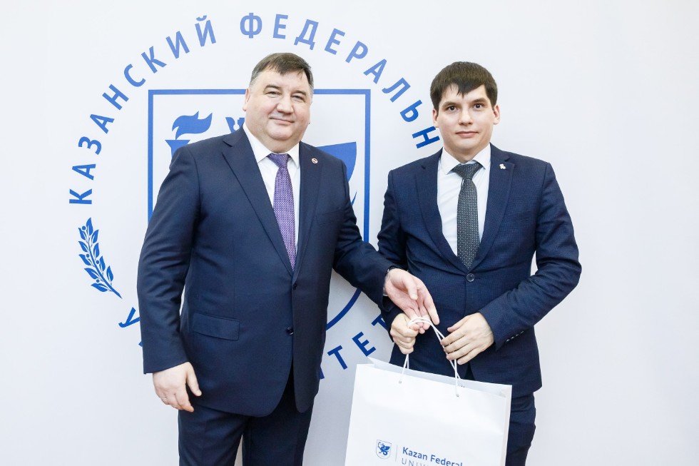 Ректор Казанского федерального университета Ленар Сафин наградил преподавателей Елабужского института Ректор Казанского федерального университета Ленар Сафин наградил преподавателей Елабужского института