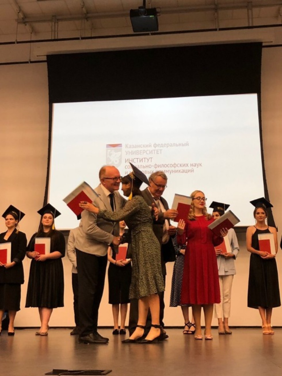 Лучшим выпускникам ИСФН 2019 года вручили дипломы! Лучшим выпускникам ИСФН 2019 года вручили дипломы!