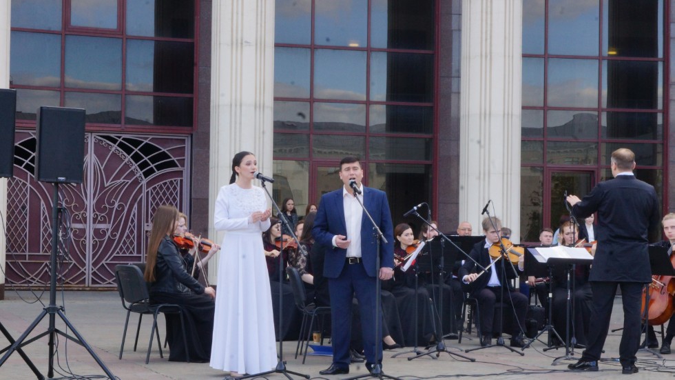 Перед зданием ИФМК прошел концерт, посвященный творчеству Салиха Сайдашева