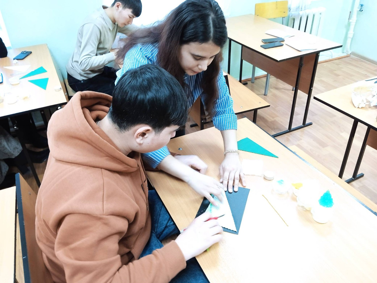 Студенты провели мастер-классы по изготовлению свечей из вощины Студенты провели мастер-классы по изготовлению свечей из вощины