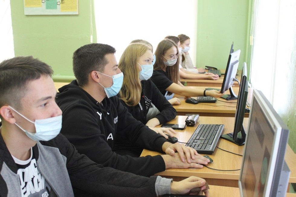 Студенты Елабужского института приняли участие во Всероссийском экономическом диктанте