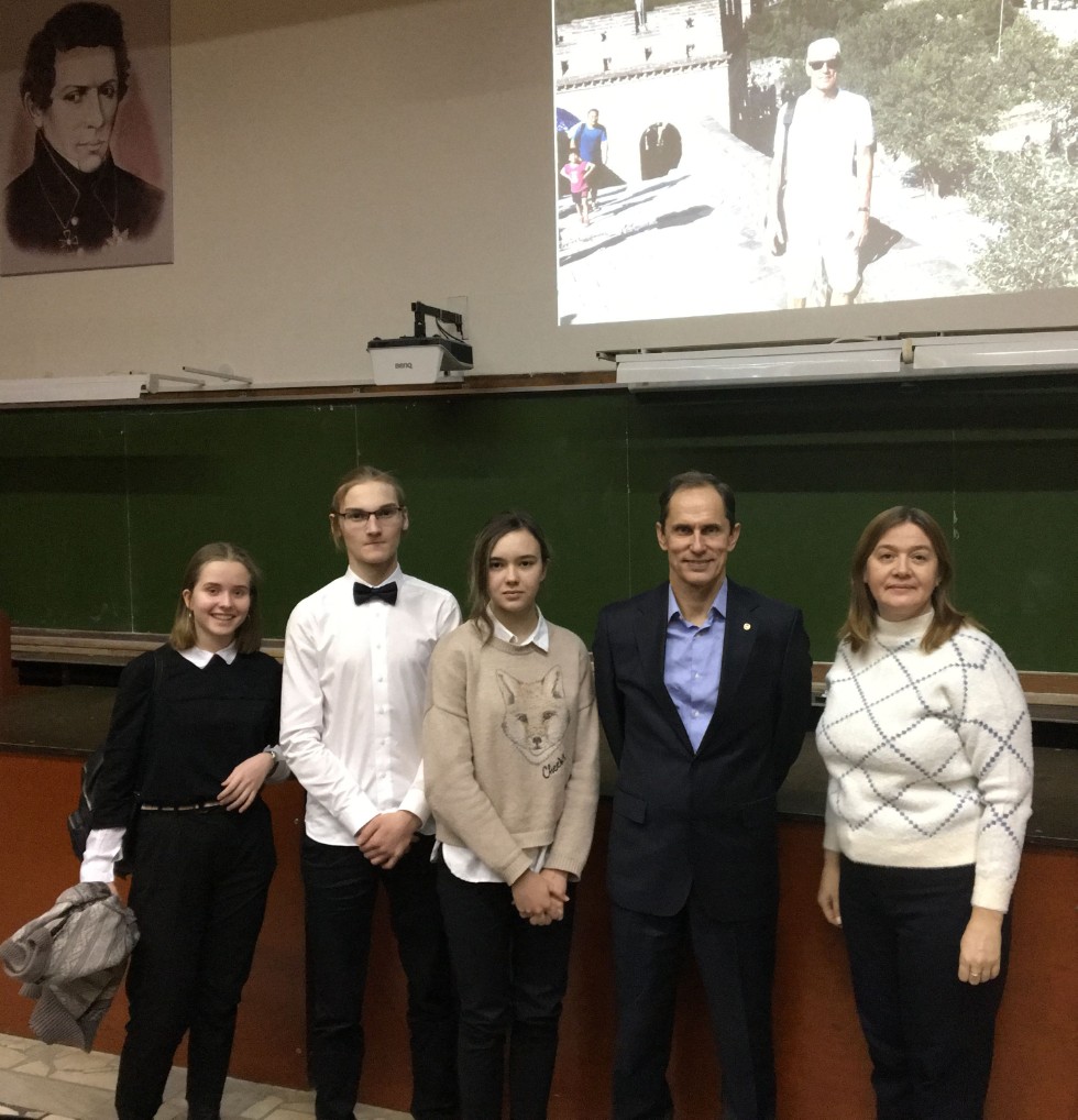 Встреча зав. кафедрой теоретической физики проф. Прошина Ю.Н. с учениками лицея им. Лобачевского Встреча зав. кафедрой теоретической физики проф. Прошина Ю.Н. с учениками лицея им. Лобачевского