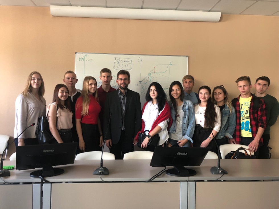 Бизнес-тренер Сергей Веревкин провел мастер класс для академические лидеров ИУЭФ Бизнес-тренер Сергей Веревкин провел мастер класс для академические лидеров ИУЭФ