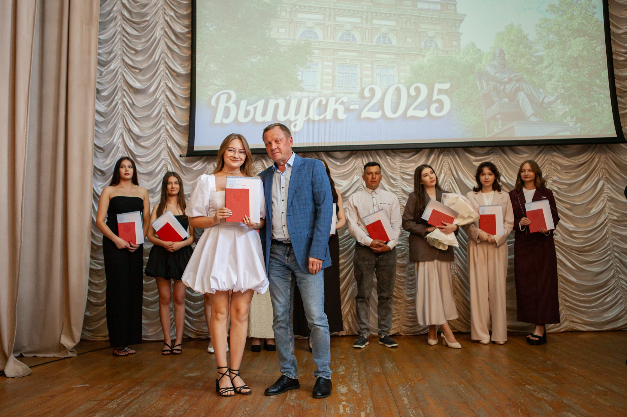 Состоялось вручение дипломов выпускникам Елабужского института КФУ Состоялось вручение дипломов выпускникам Елабужского института КФУ