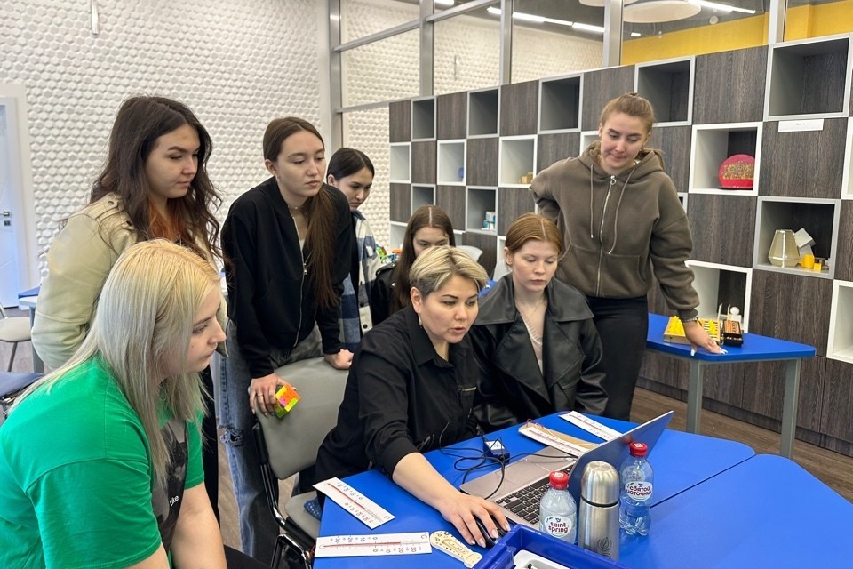 На базе Дома научной коллаборации им. К.А. Валиева проходят занятия по подготовке будущих учителей начальных классов по дисциплине 'Внеклассная работа по математике' На базе Дома научной коллаборации им. К.А. Валиева проходят занятия по подготовке будущих учителей начальных классов по дисциплине 'Внеклассная работа по математике'