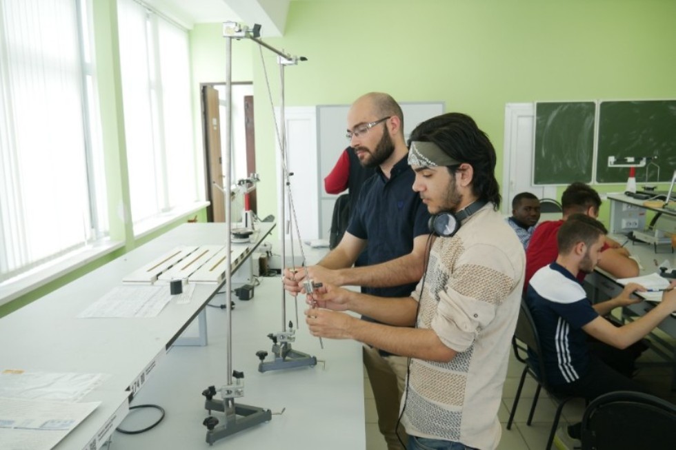 Practice in mechanics (laboratory �� 706, 707)