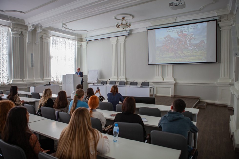 Студенты Елабужского института посетили открытую лекцию 'Военно-политические коллизии в южнорусских степях в XVII веке'
