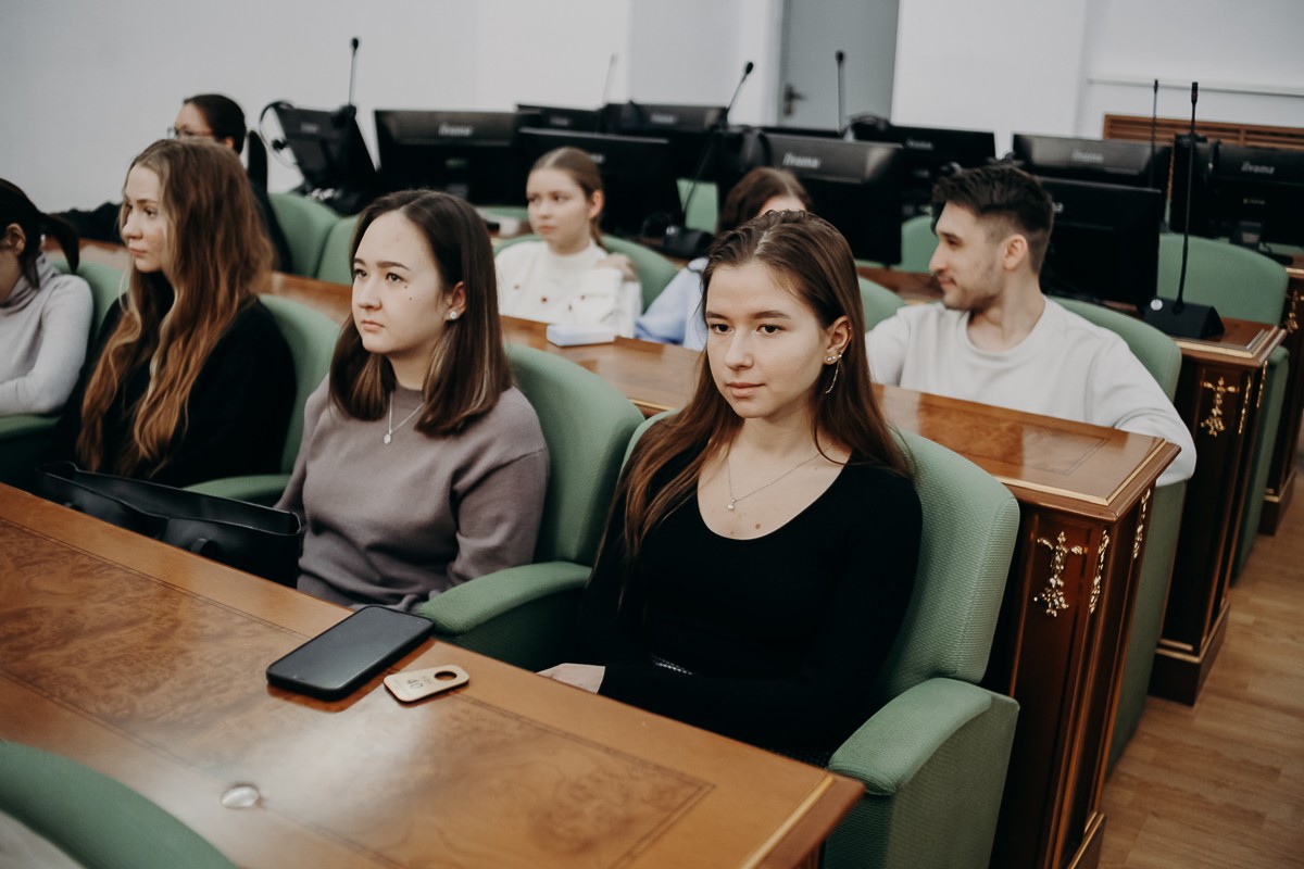 КФУ передал подарки для бойцов участникам гуманитарного автопробега 'Владивосток ? Луганск' КФУ передал подарки для бойцов участникам гуманитарного автопробега 'Владивосток ? Луганск'