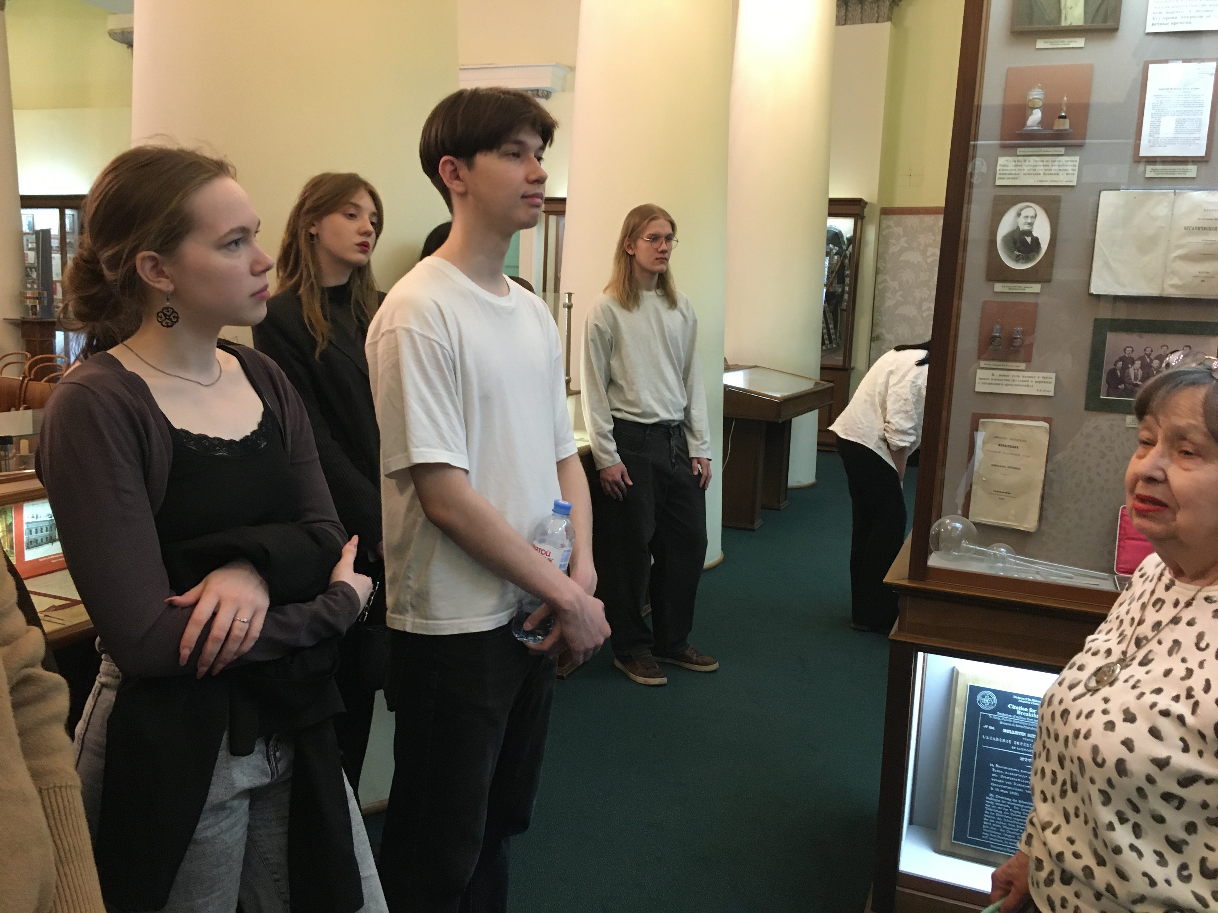 Студентам XXI века понравились парты XIX века Студентам XXI века понравились парты XIX века