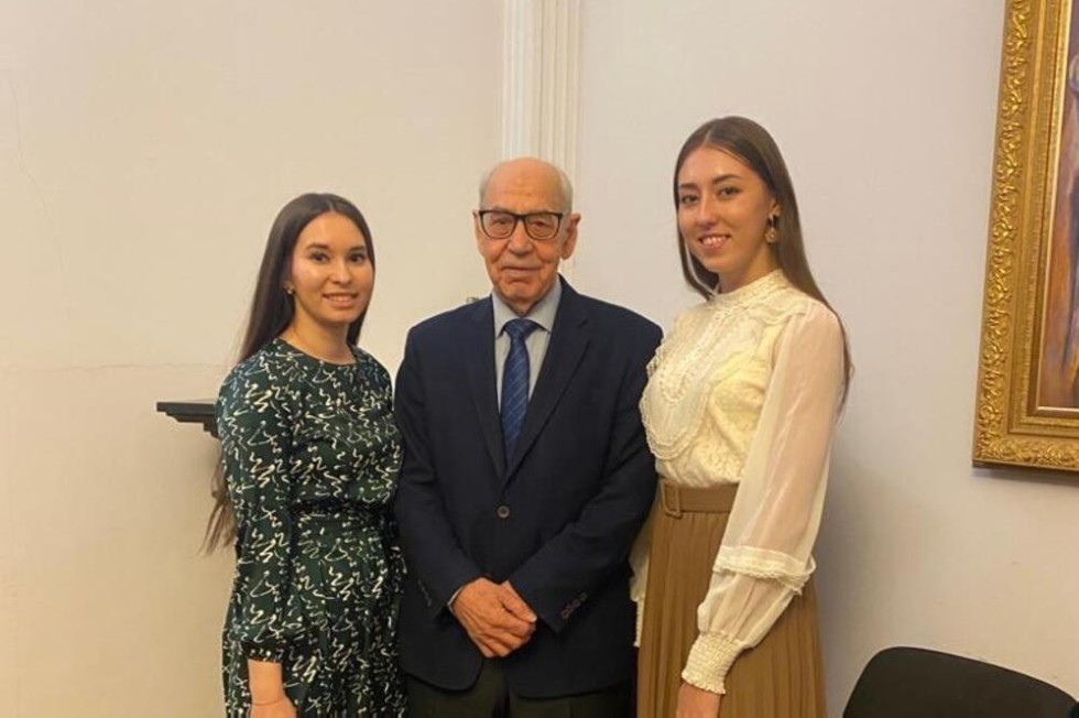 Студенты и преподаватели Елабужского института КФУ приняли участие в заседании Союза писателей РТ Студенты и преподаватели Елабужского института КФУ приняли участие в заседании Союза писателей РТ