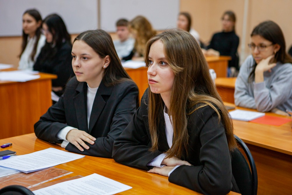Круглый стол по проблемам региональной экономики прошел в Елабужском институте КФУ Круглый стол по проблемам региональной экономики прошел в Елабужском институте КФУ