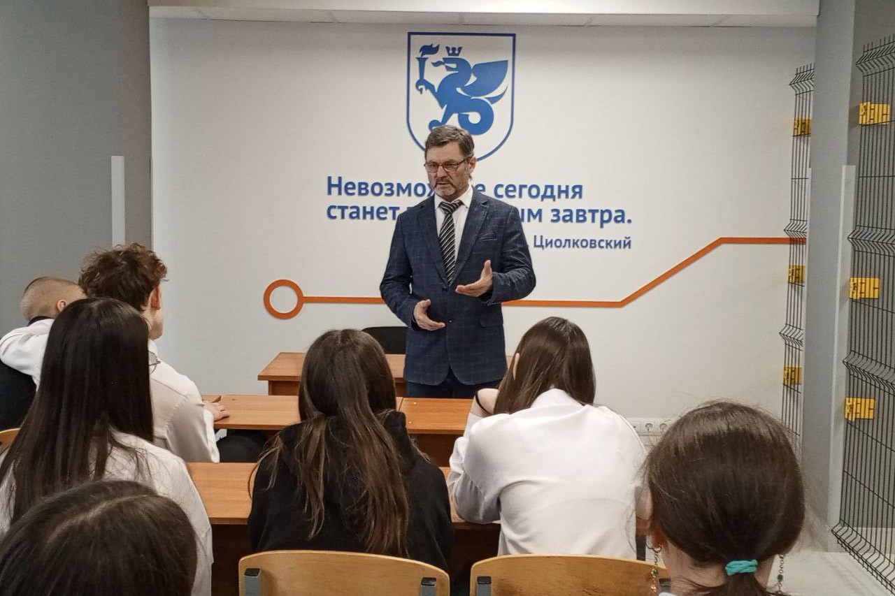 Школьники знакомятся с инженерными лабораториями Елабужского института КФУ Школьники знакомятся с инженерными лабораториями Елабужского института КФУ