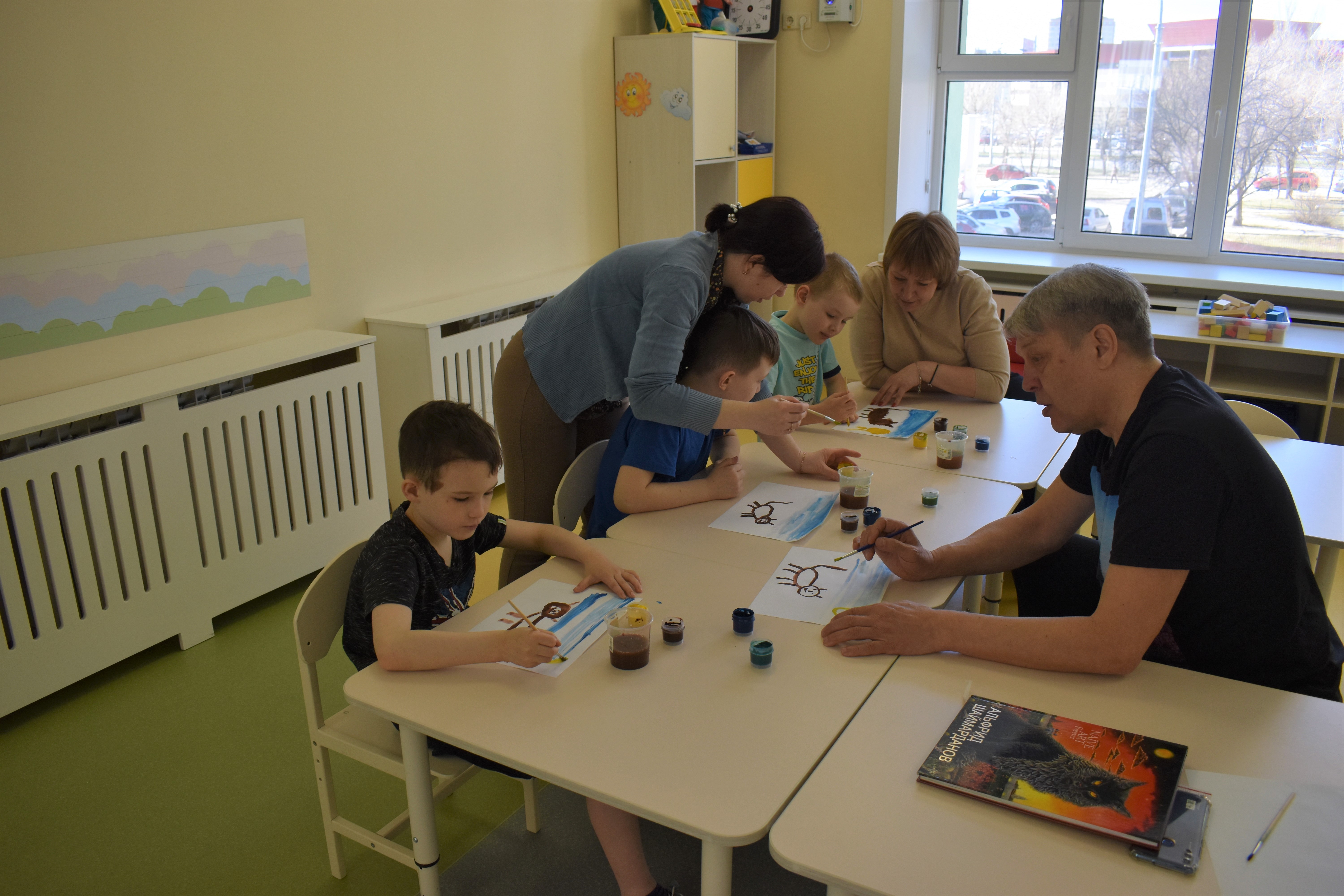 Сегодня в нашем детском саду в подготовительной группе 'Особый ребенок' провел мастер-класс татарский художник Альфрид Шаймарданов.