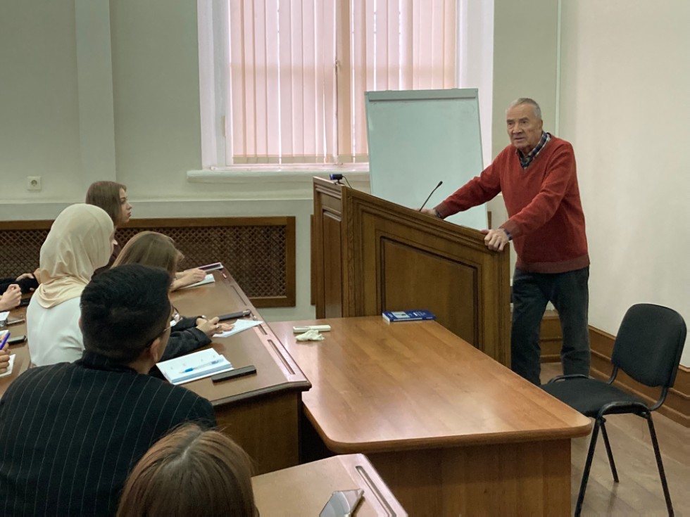 Валерий Васильевич Лазарев читает лекцию по Теории государства и права для студентов ЮФ Валерий Васильевич Лазарев читает лекцию по Теории государства и права для студентов ЮФ