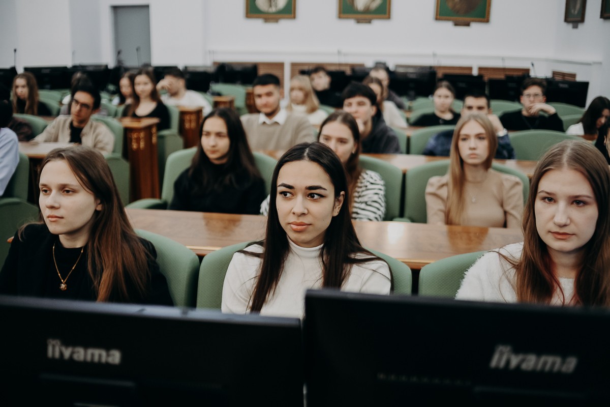 КФУ передал подарки для бойцов участникам гуманитарного автопробега 'Владивосток ? Луганск' КФУ передал подарки для бойцов участникам гуманитарного автопробега 'Владивосток ? Луганск'