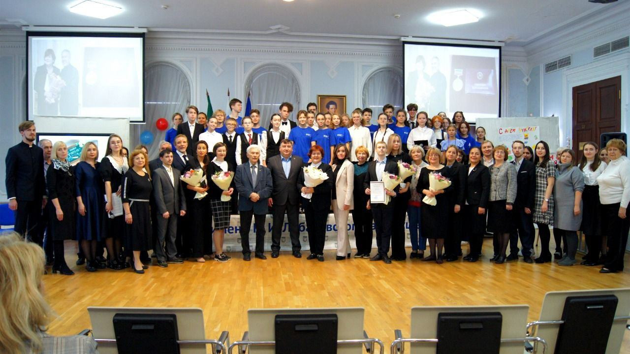 Ректор КФУ Ленар Сафин поздравил учителей лицея с профессиональным праздником