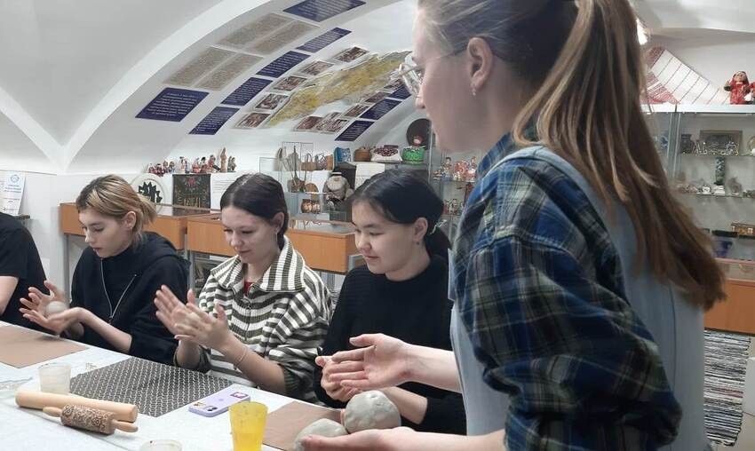 Студенты посетили мастер-класс по изготовлению глиняной тарелки Студенты посетили мастер-класс по изготовлению глиняной тарелки