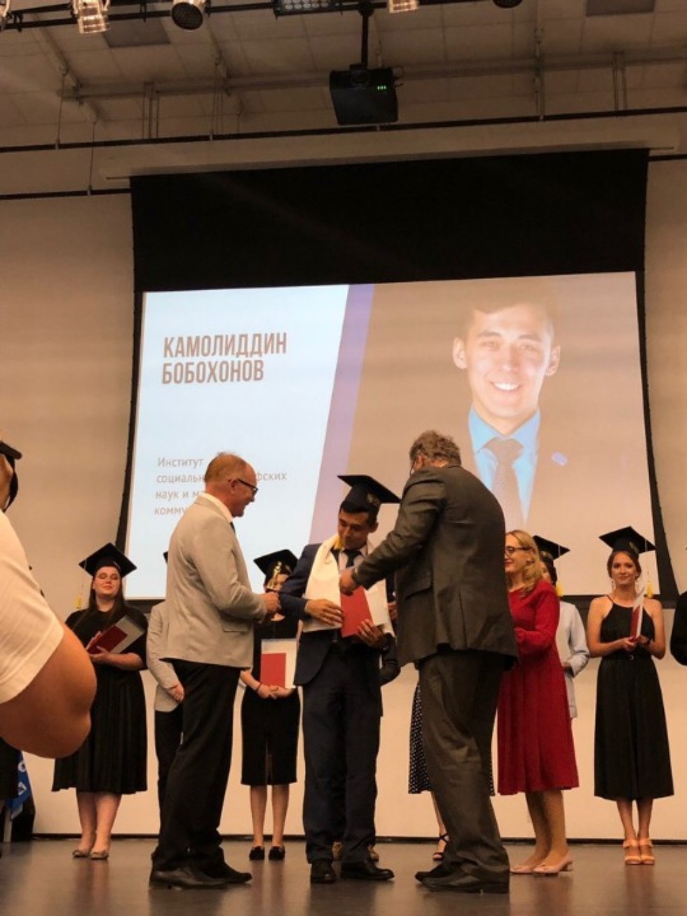 Лучшим выпускникам ИСФН 2019 года вручили дипломы! Лучшим выпускникам ИСФН 2019 года вручили дипломы!