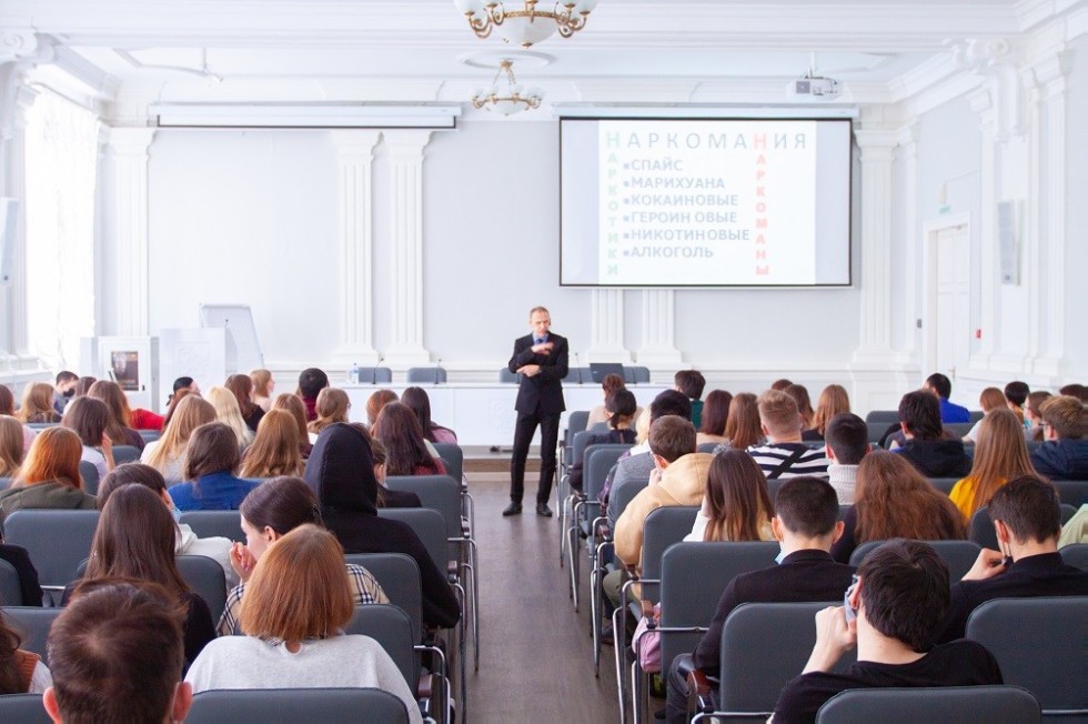 Студенты Елабужского института познакомились с лекцией о вреде наркотиков Студенты Елабужского института познакомились с лекцией о вреде наркотиков