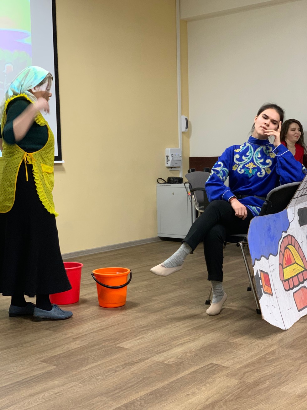 Студенческий молодежный театр 'Триумф' показал детям спектакль 'Емелино счастье' Студенческий молодежный театр 'Триумф' показал детям спектакль 'Емелино счастье'