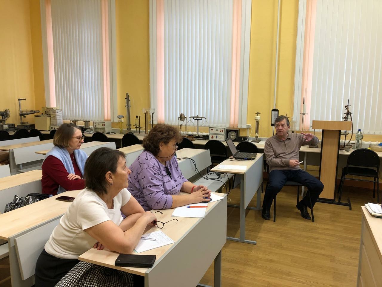 С 18 по 29 ноября 2024 г. в Елабужском институте под руководством доцента кафедры физики Красновой Л.А. и доцента кафедры математики и прикладной информатики Анисимовой Т.И. прошли бюджетные курсы повышения квалификации для учителей физики и математики. С 18 по 29 ноября 2024 г. в Елабужском институте под руководством доцента кафедры физики Красновой Л.А. и доцента кафедры математики и прикладной информатики Анисимовой Т.И. прошли бюджетные курсы повышения квалификации для учителей физики и математики.