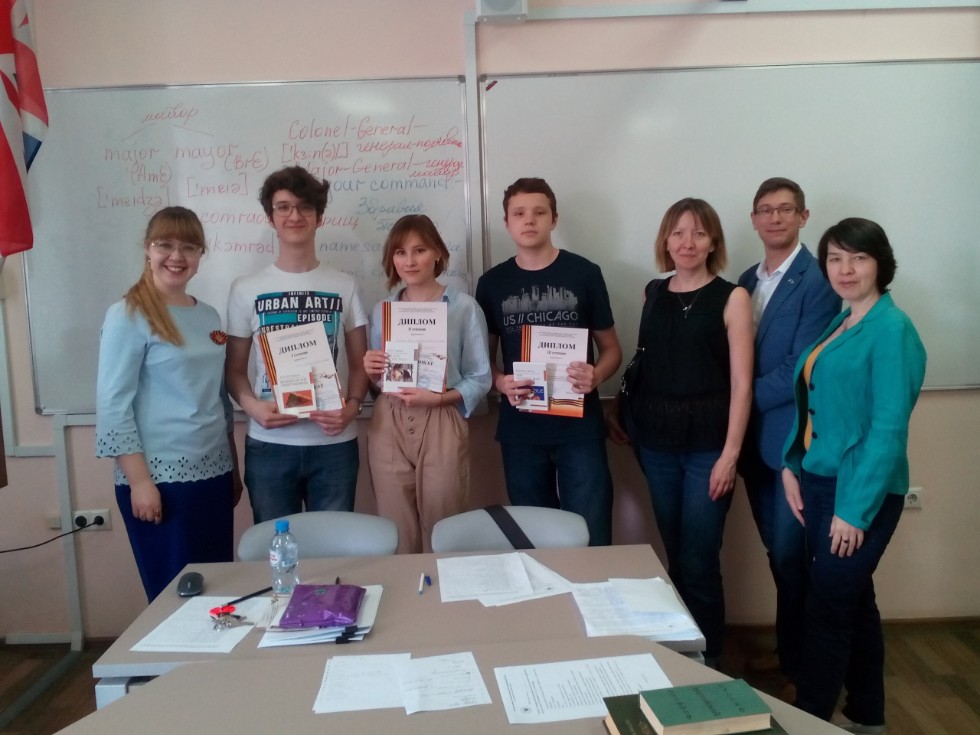 Сирень цветет? Победу празднует народ! И снова ждет своих героев перевод Сирень цветет? Победу празднует народ! И снова ждет своих героев перевод