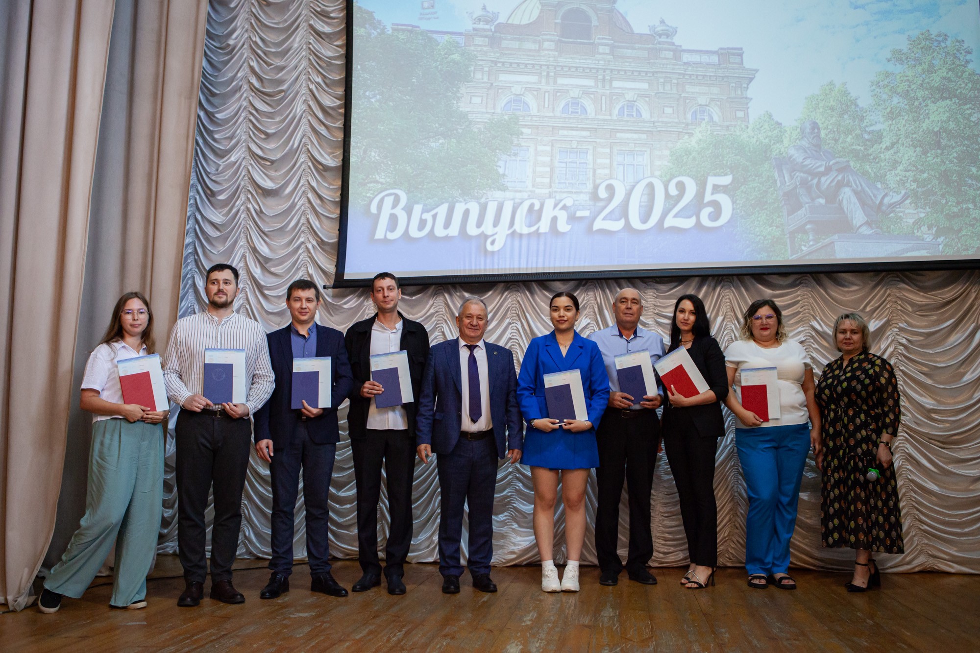 В Елабужском институте КФУ вручили дипломы новым специалистам В Елабужском институте КФУ вручили дипломы новым специалистам