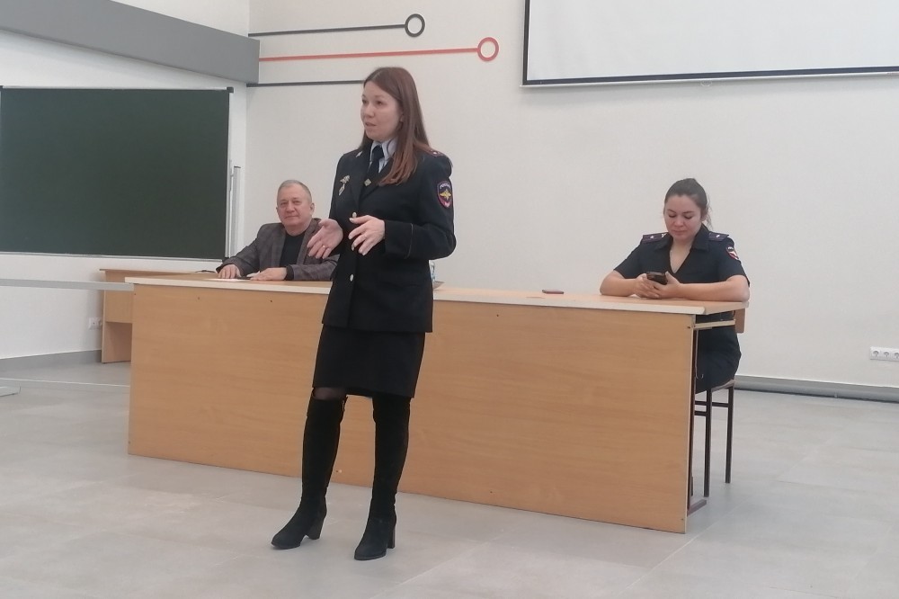 Встреча с представителями МВД состоялась в Елабужском институте КФУ Встреча с представителями МВД состоялась в Елабужском институте КФУ