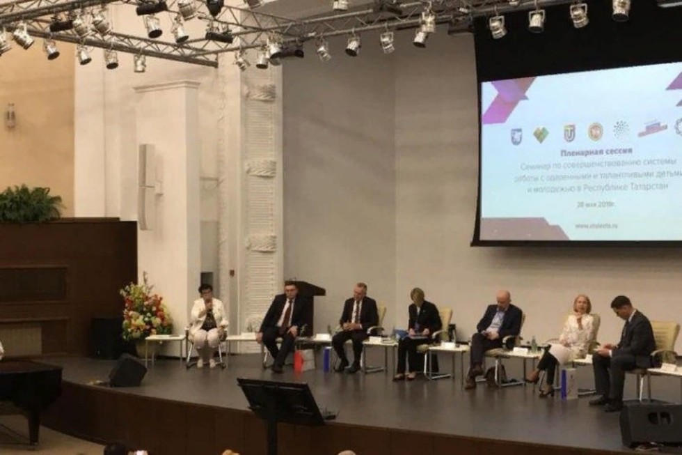 Совершенствуем систему работы с одарёнными и талантливыми детьми и молодежью Совершенствуем систему работы с одарёнными и талантливыми детьми и молодежью