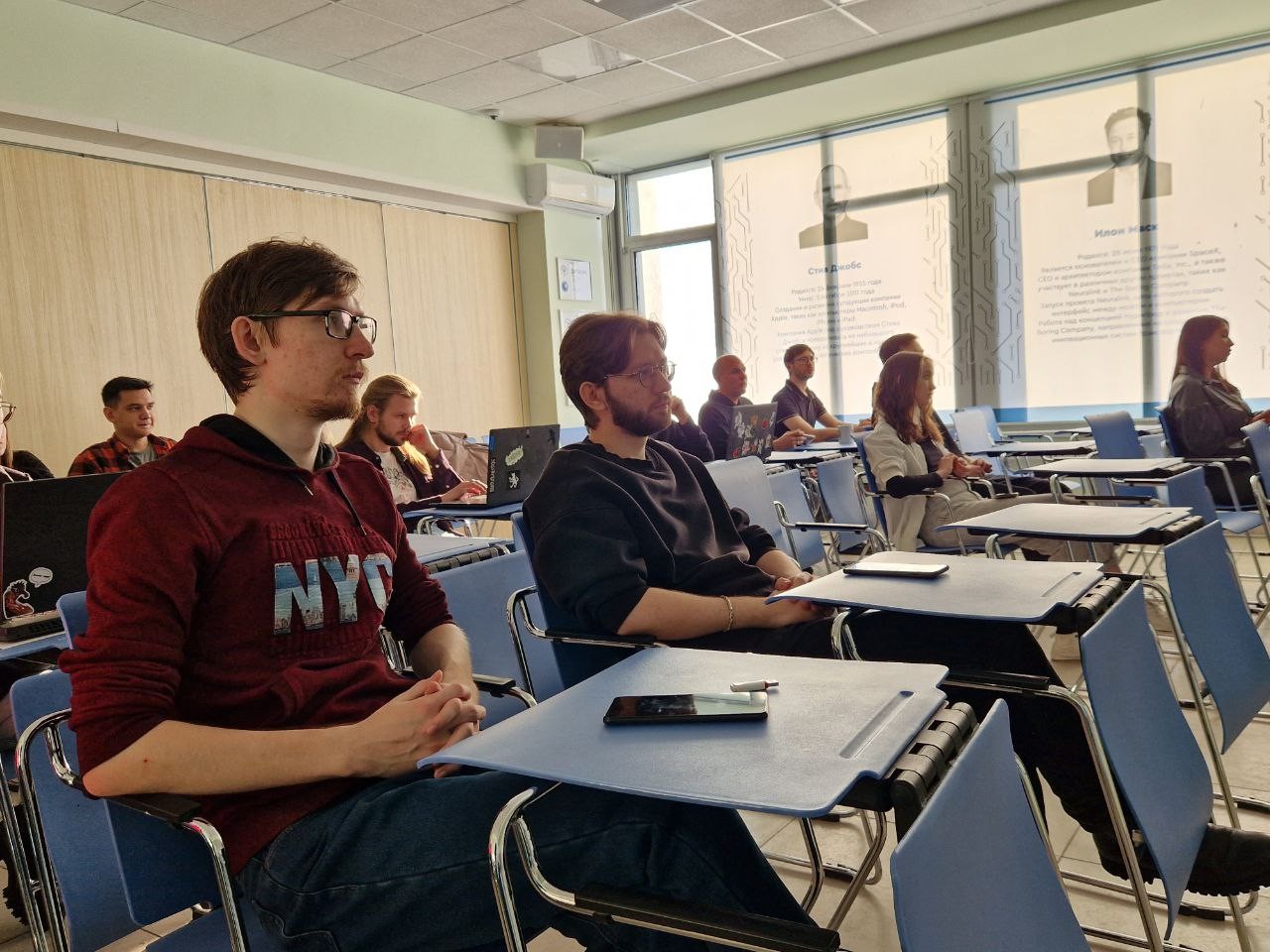 Человек играющий Человек играющий