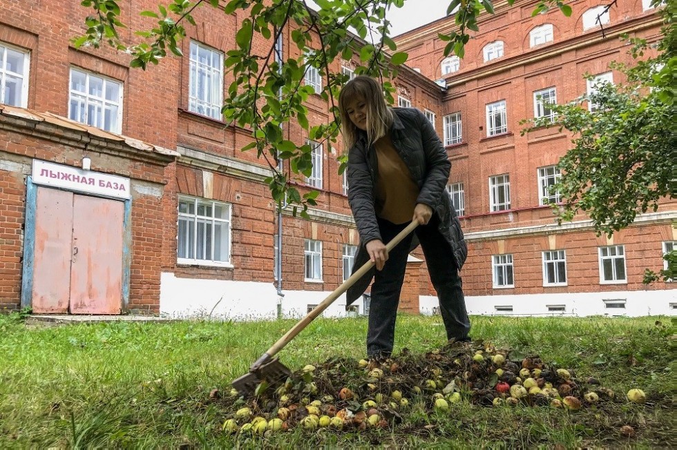 В Елабужском институте КФУ состоялся субботник В Елабужском институте КФУ состоялся субботник
