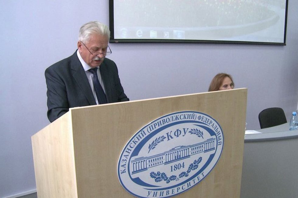 'Изучая новые языки, общаясь и обучая им других людей, мы служим делу мира' 'Изучая новые языки, общаясь и обучая им других людей, мы служим делу мира'