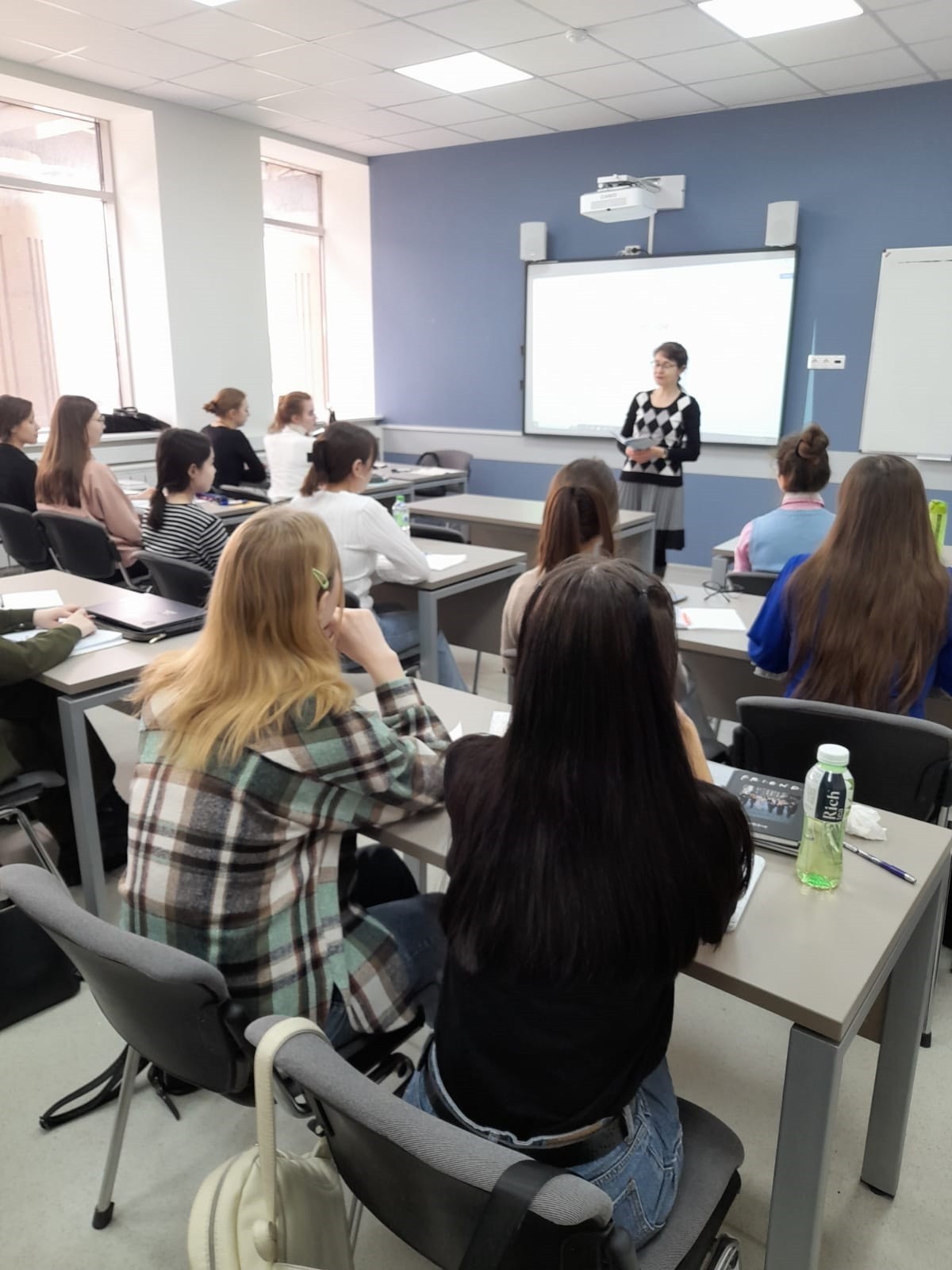 На кафедре русского языка и методики его преподавания Института филологии и межкультурной коммуникации продолжает работу кружок 'Лингва' На кафедре русского языка и методики его преподавания Института филологии и межкультурной коммуникации продолжает работу кружок 'Лингва'