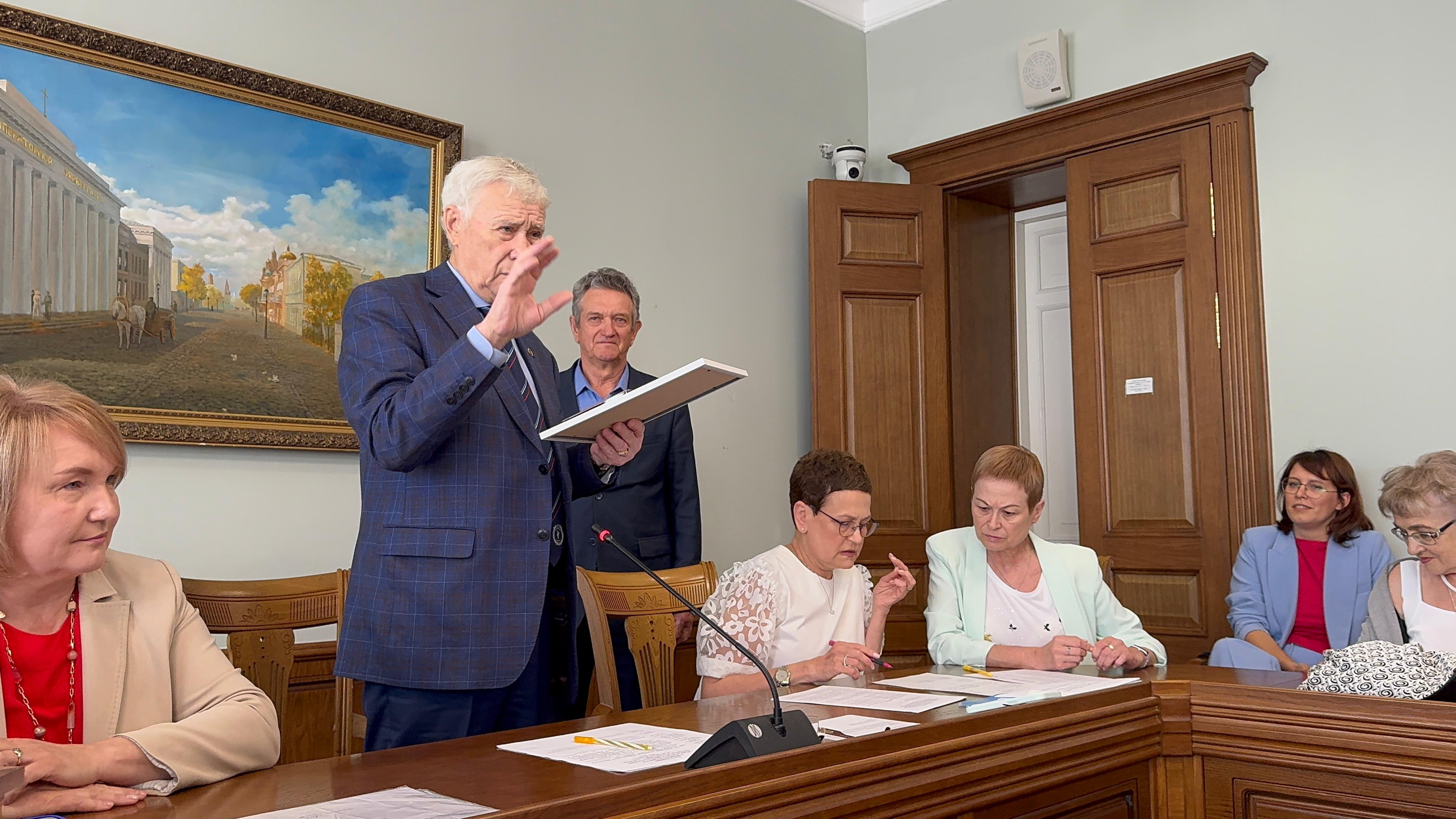 Ильдус Сафин награжден знаком Ильдус Сафин награжден знаком