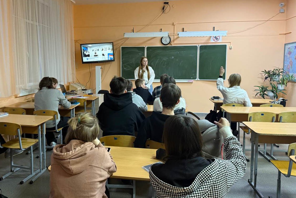 Студентка Елабужского института КФУ провела профориентационные встречи в школе города Можги Студентка Елабужского института КФУ провела профориентационные встречи в школе города Можги