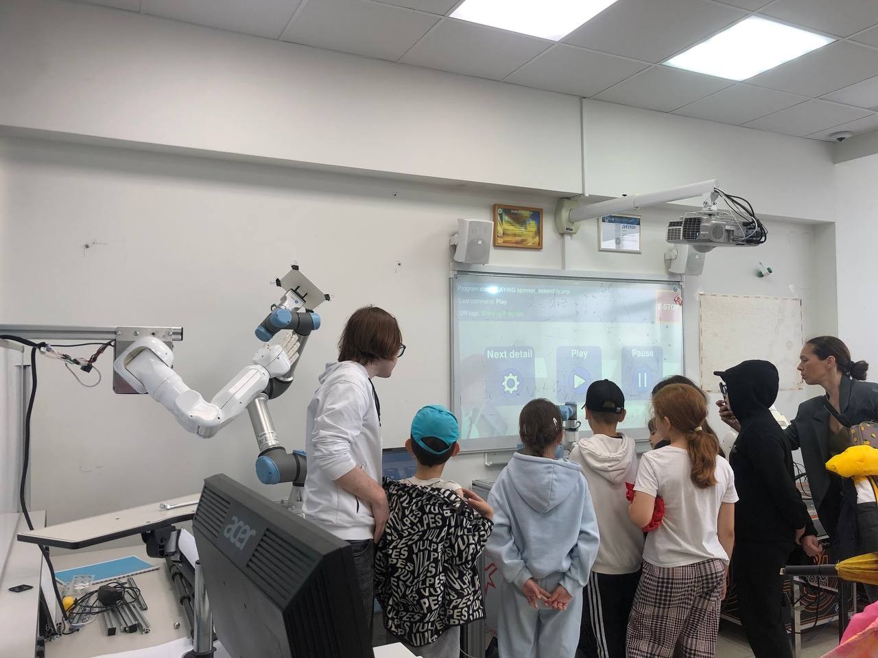 Сотрудники Лаборатории интеллектуальных робототехнических систем провели экскурсию воспитанникам УЧИ.РУ Сотрудники Лаборатории интеллектуальных робототехнических систем провели экскурсию воспитанникам УЧИ.РУ